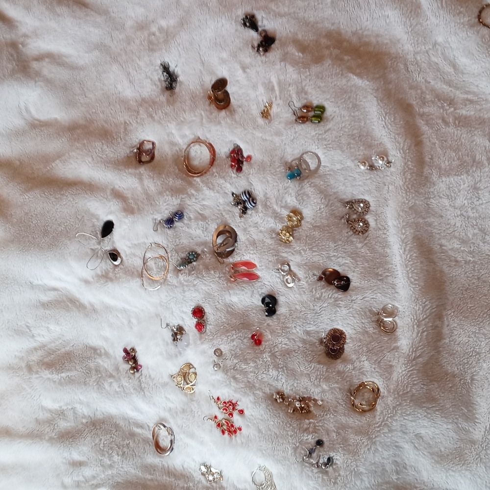 Huge Lot of Pre-owned Pretty Earrings